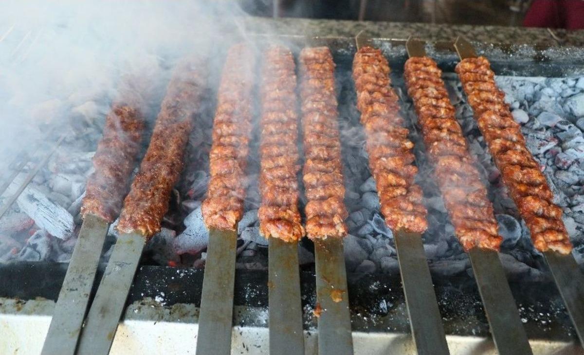 Adana&rsquo;da G&uuml;nde 25 Ton Et Kebap Oluyor