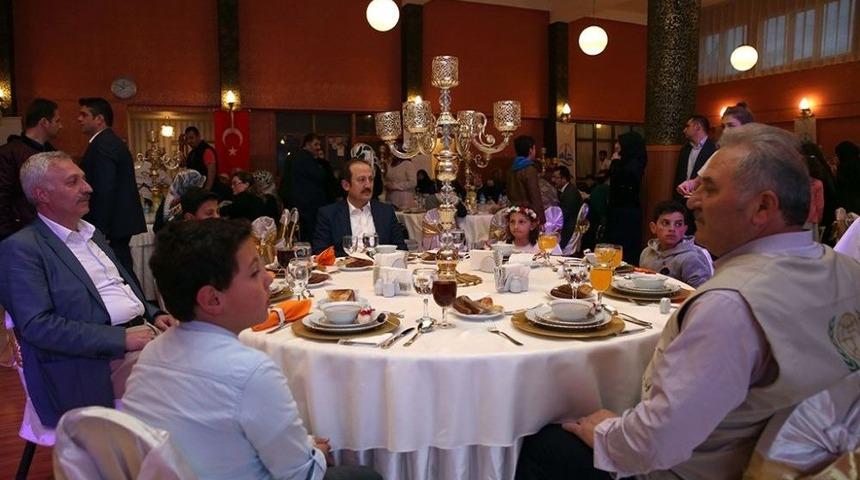 Vali Ali Hamza Pehlivan D&uuml;nya Yetimler G&uuml;n&uuml; İftarına Katıldı