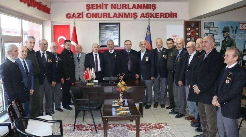 Vali Dağlı Ve Başkan Ay, Gazileri Ziyaret Etti