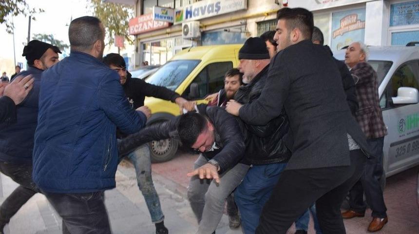 Trafik Kazası Bı&ccedil;aklı Kavgaya D&ouml;n&uuml;şt&uuml;