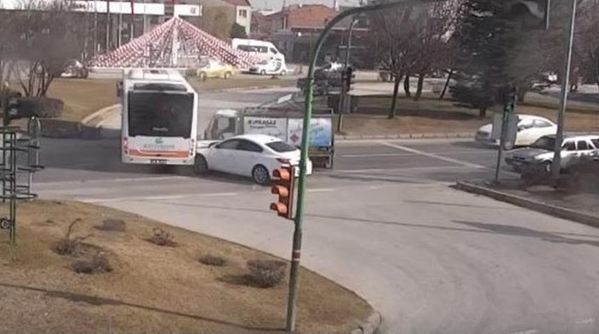 &Ouml;nce Otomobile Sonra Otob&uuml;se &Ccedil;arptı