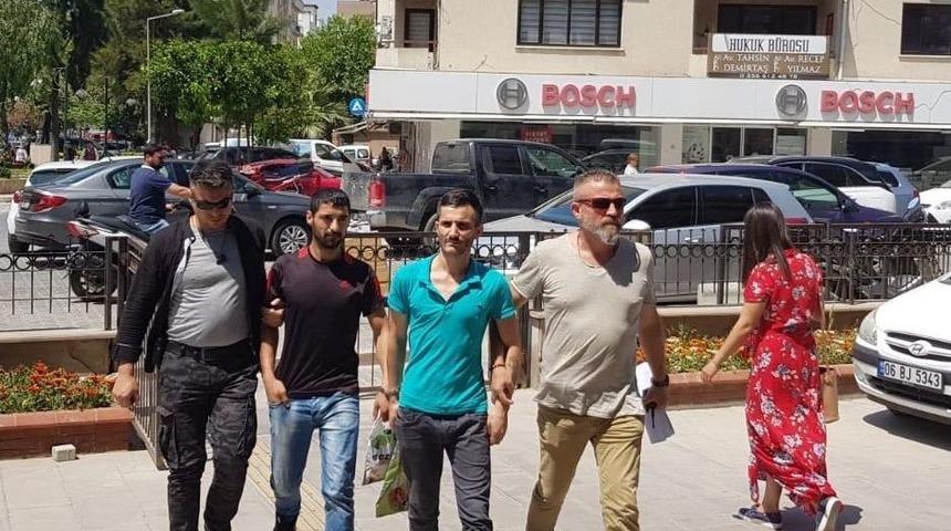 Kuşadası&rsquo;nda &rsquo;dur&rsquo; İhtarına Uymayan Ş&uuml;pheliler Kovalamacayla Yakalandı