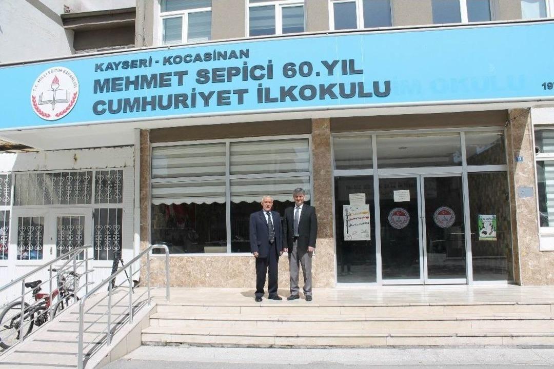 25 Yıldır Yetiştirdiği &Ouml;ğrencilerinin Dok&uuml;manını Tuttu