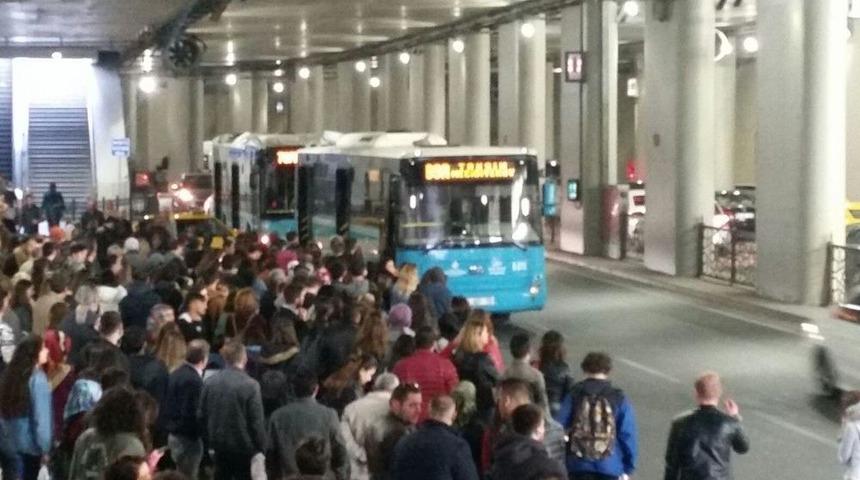 Taksim&rsquo;de Otob&uuml;s Durağında İnsan Seli