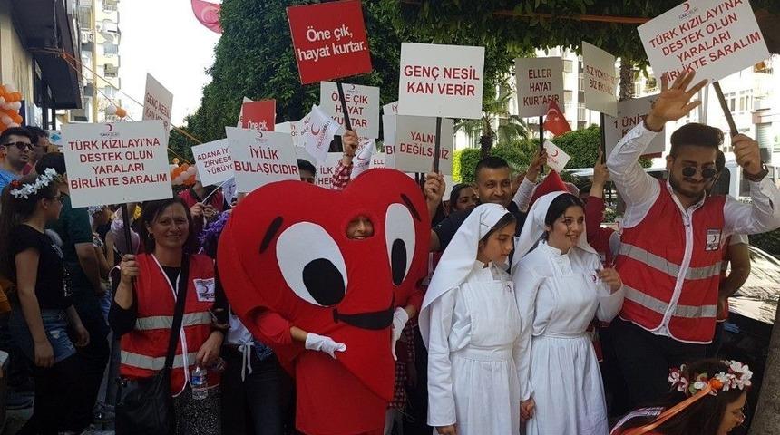 T&uuml;rk Kızılayı G&ouml;n&uuml;ll&uuml;leri Karnavala Renk Kattı