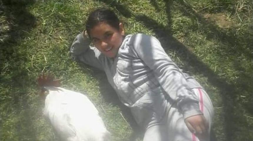 Minik Bet&uuml;l, &Ouml;l&uuml; Taklidi Yapıp Kendisini &Uuml;zen Tiyatrocu Horozuna Masal Anlattı