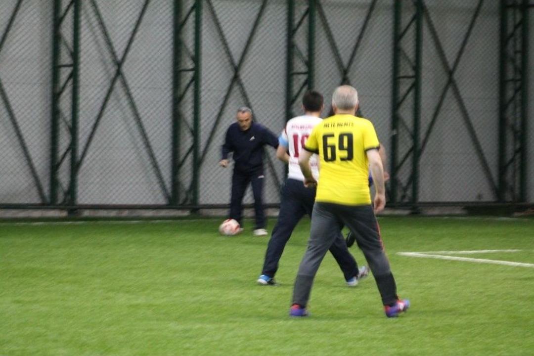 Maliye Bakanı Ağbal Halı Saha Ma&ccedil;ında Forma Giydi