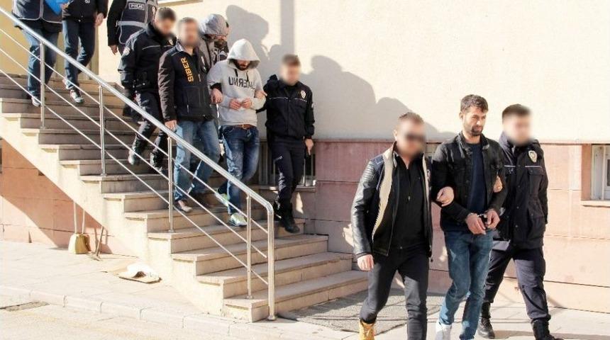 Atm’lere Kopyalama Cihazı Yerleştiren 4 Kişi Tutuklandı