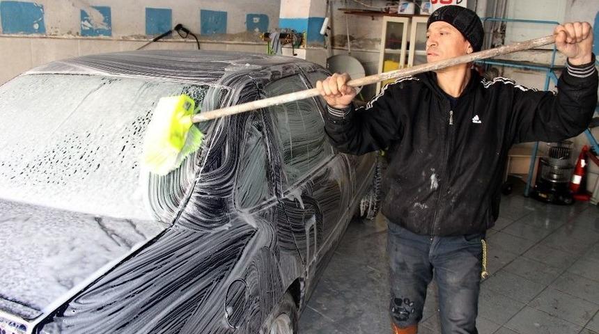 Oto Yıkamacıların Zorlu Kış Mesaisi