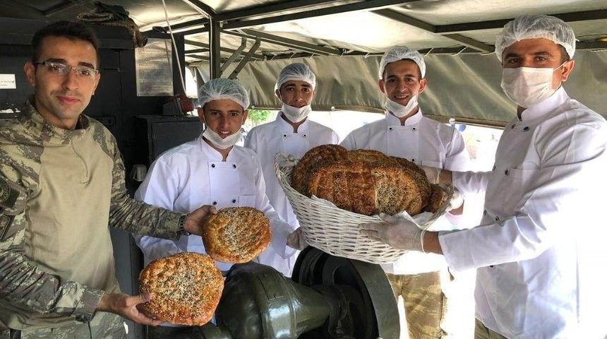 Mehmet&ccedil;ik&rsquo;ten Afrin Halkına Ramazan Pidesi
