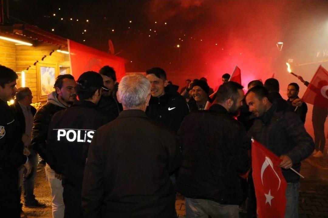 (&ouml;zel Haber) Polisleri "kavga Var" Diye &Ccedil;ağırdılar, Meşale Ve Pastayla Karşıladılar