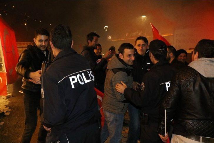 (özel Haber) Polisleri "kavga Var" Diye Çağırdılar, Meşale Ve Pastayla Karşıladılar G1