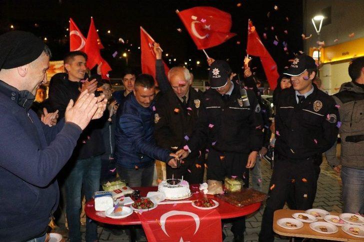 (özel Haber) Polisleri "kavga Var" Diye Çağırdılar, Meşale Ve Pastayla Karşıladılar G2