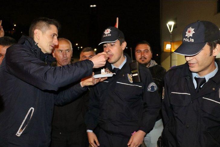(özel Haber) Polisleri "kavga Var" Diye Çağırdılar, Meşale Ve Pastayla Karşıladılar G3