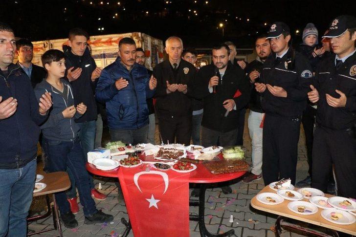 (özel Haber) Polisleri "kavga Var" Diye Çağırdılar, Meşale Ve Pastayla Karşıladılar G4