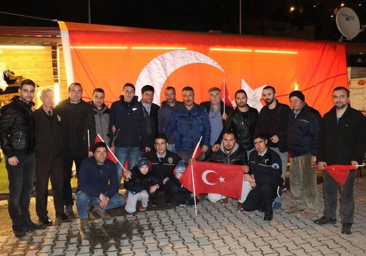 (özel Haber) Polisleri "kavga Var" Diye Çağırdılar, Meşale Ve Pastayla Karşıladılar G5