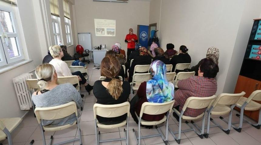 Akut&rsquo;tan Kadınlara Deprem Semineri