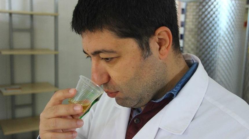 Zeytinyağını Koklayarak Ve Tadarak Alın