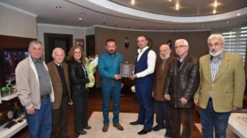 Serdar Mahallesi&rsquo;nden Başkan Doğan&rsquo;a Plaket