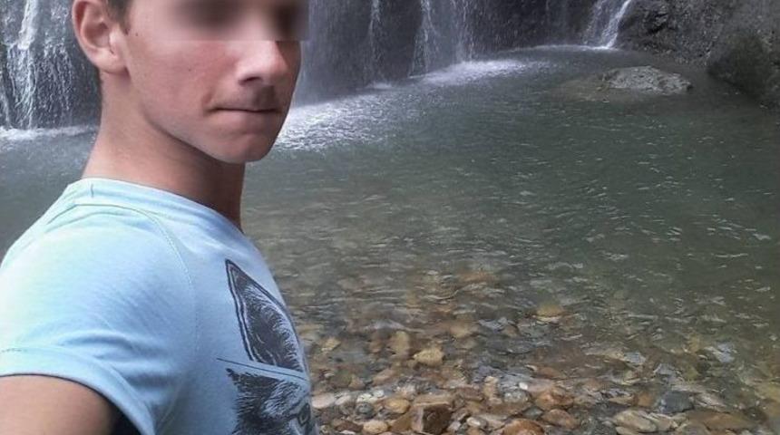 Rize&rsquo;de Derste Arkadaşını Boynundan Bı&ccedil;aklayarak &Ouml;ld&uuml;ren &Ouml;ğrencinin Yargılanmasına Başlandı