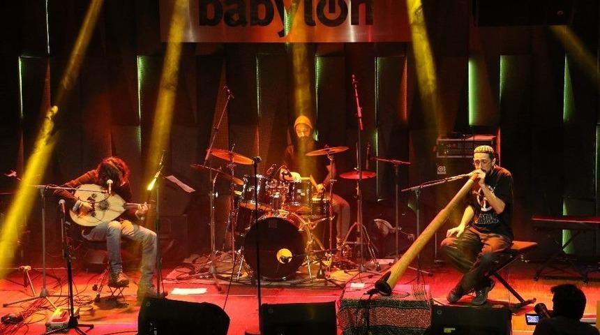 M&uuml;lteci M&uuml;zisyenler D&uuml;nya Barışı İ&ccedil;in Sahne Aldı