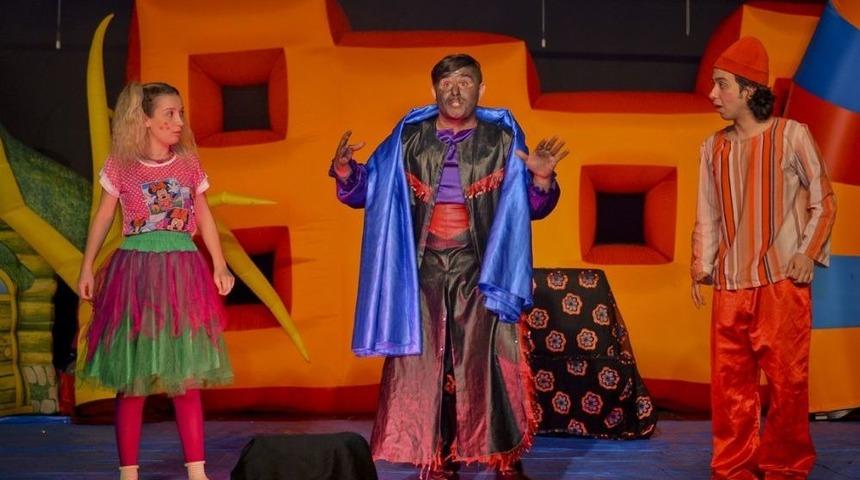 &Uuml;nl&uuml; Tiyatrocu Anlattı &Ccedil;ocuklar İzledi