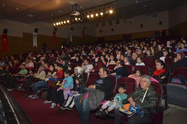 Ünlü Tiyatrocu Anlattı Çocuklar İzledi