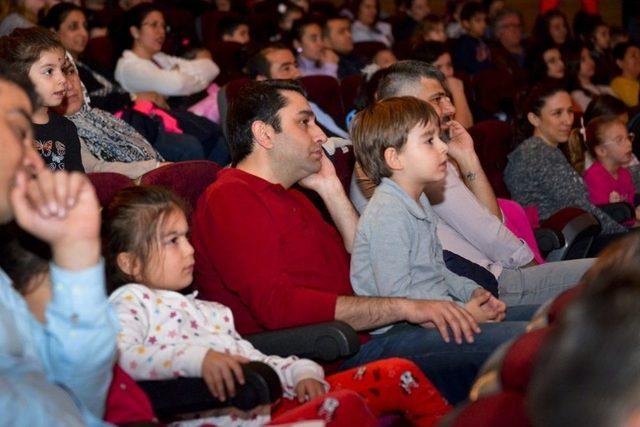 Ünlü Tiyatrocu Anlattı Çocuklar İzledi