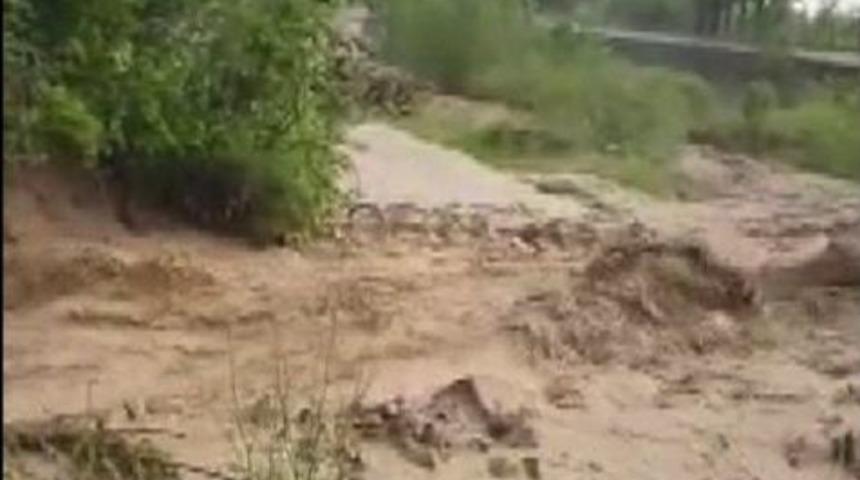 Yusufeli&rsquo;de Sağanak Yağış Sele Neden Oldu