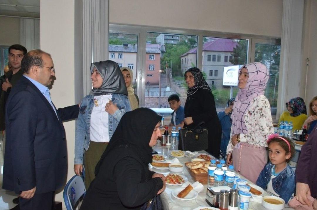 Vali Ustaoğlu Sgk &Ccedil;alışanları İle İftarda Bir Araya Geldi