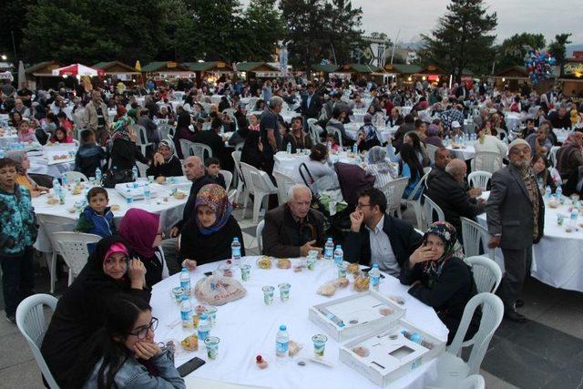 Bakan Özlü, Düzce’de Binlerce Kişi İle İftar Yaptı