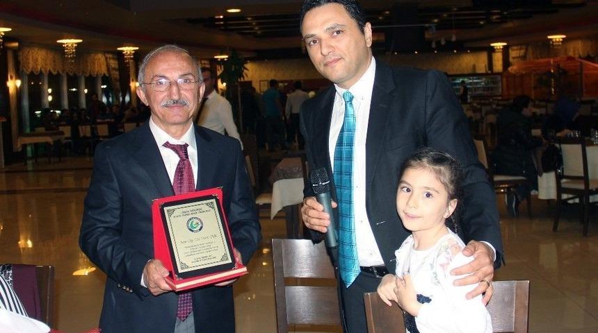 Emekli Olan &Ouml;ğretim G&ouml;revlisine Plaketli Veda