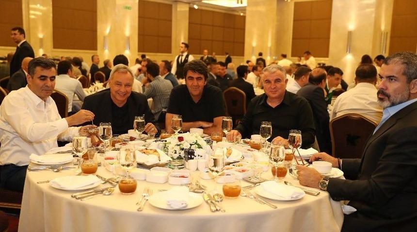 Yıldırım Demir&ouml;ren&rsquo;den Futbol Ailesine İftar Yemeği