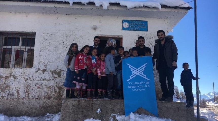 Şemdinli&rsquo;de K&ouml;y Okulu &Ouml;ğrencilerine Giyim Ve Kırtasiye Yardımı