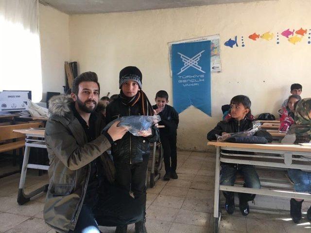 Şemdinli’de Köy Okulu Öğrencilerine Giyim Ve Kırtasiye Yardımı