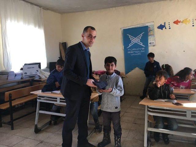 Şemdinli’de Köy Okulu Öğrencilerine Giyim Ve Kırtasiye Yardımı
