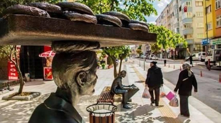 Heykel Simit&ccedil;inin Simitlerini &Ccedil;aldılar
