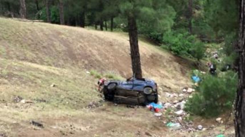 Otomobil Şarampole Devrildi: 2 &Ouml;l&uuml;, 2 Yaralı