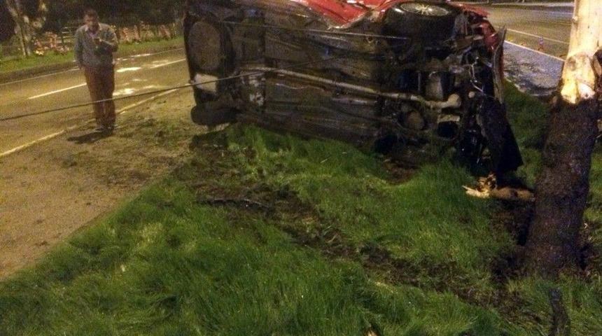 Kontrolden &Ccedil;ıkan Otomobil Ağa&ccedil;lara &Ccedil;arparak Durabildi