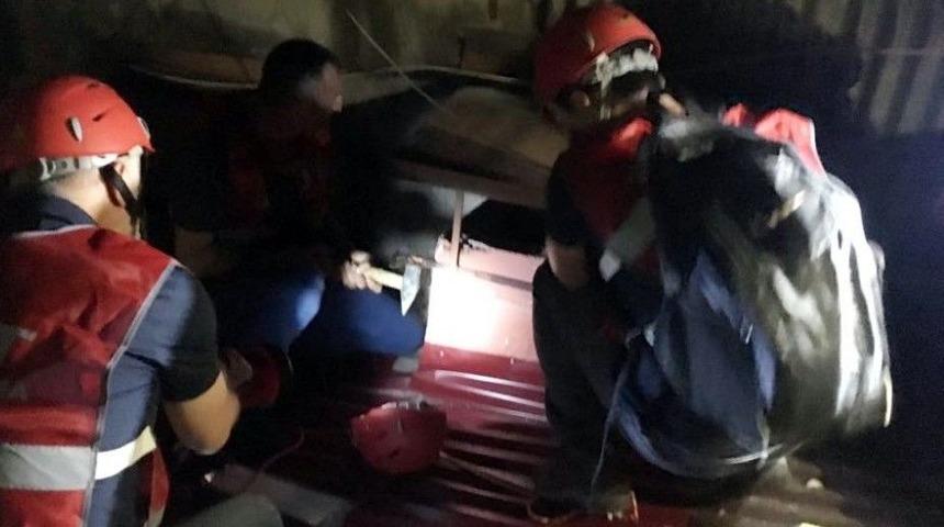 &Ccedil;atıya Sıkışan Yavru Kediyi Kurtarmak İ&ccedil;in Seferber Oldular