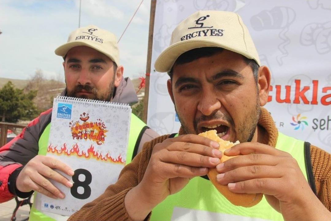 10 Dakikada 8 Sucuk Ekmek Yedi