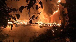 Ahşap Ev Çıkan Yangında Küle Döndü... Yaşlı Kadının Teravih Namazında Olması Facianın Önüne Geçti