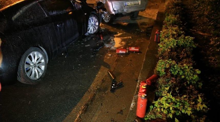 Bayrampaşa’da Kaza Yapan Araç Alev Aldı...kaza Sonrası Alev Alan Aracı Toma Söndürdü