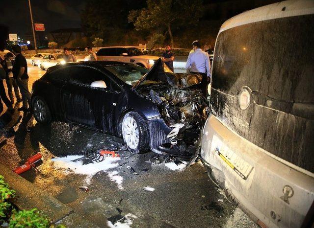 Bayrampaşa’da Kaza Yapan Araç Alev Aldı...kaza Sonrası Alev Alan Aracı Toma Söndürdü