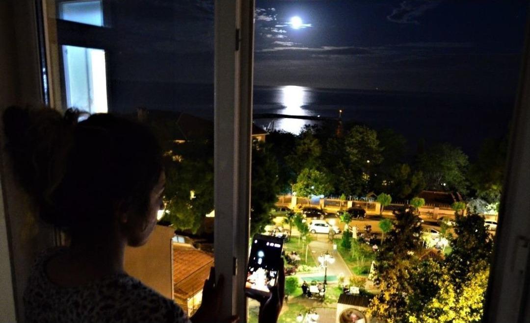 Ay&rsquo;ın Tekirdağ Manzarası B&uuml;y&uuml;l&uuml;yor