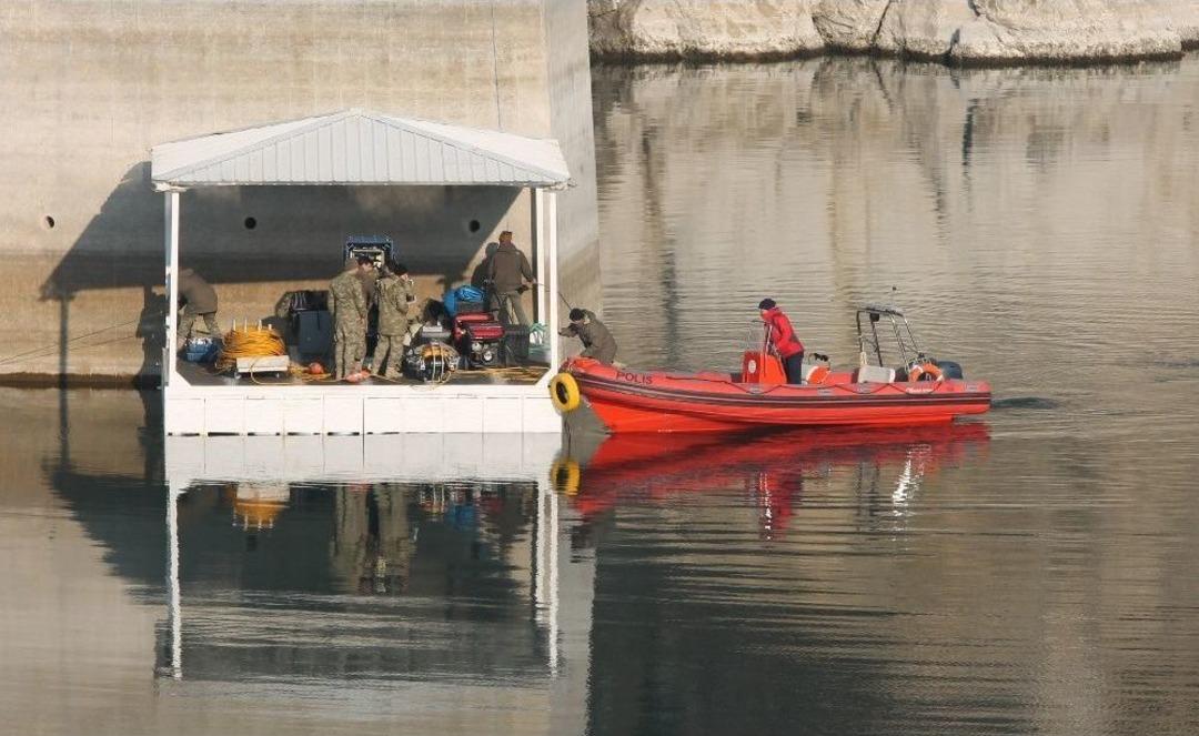 Gen&ccedil; Kızı, Deniz Kuvvetleri&rsquo;nin &Ouml;zel Ekibi Su Altı Robotu İle Arıyor