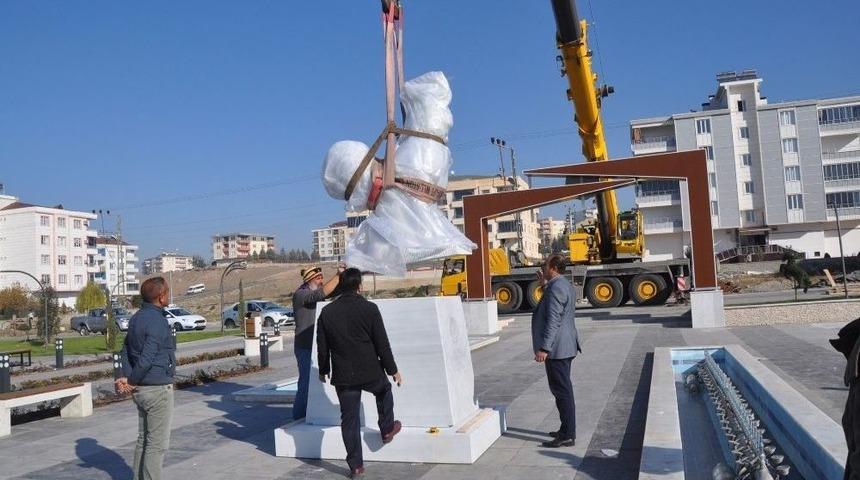Denizli&rsquo;den Batman&rsquo;a Mermer Horoz Heykeli