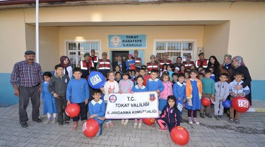 Tokat Jandarmasından K&ouml;y Okuluna 620 Kitap Hediye Edildi