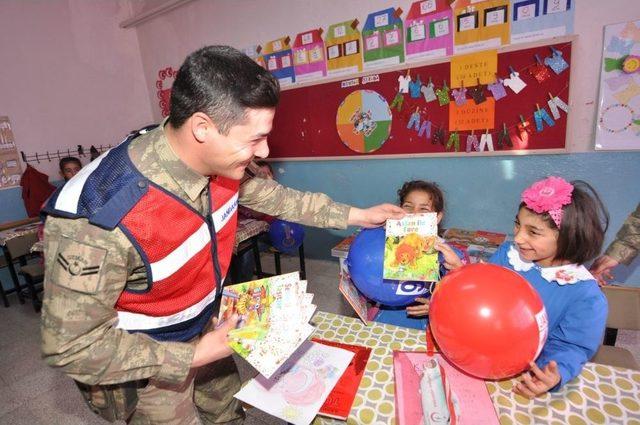 Tokat Jandarmasından Köy Okuluna 620 Kitap Hediye Edildi