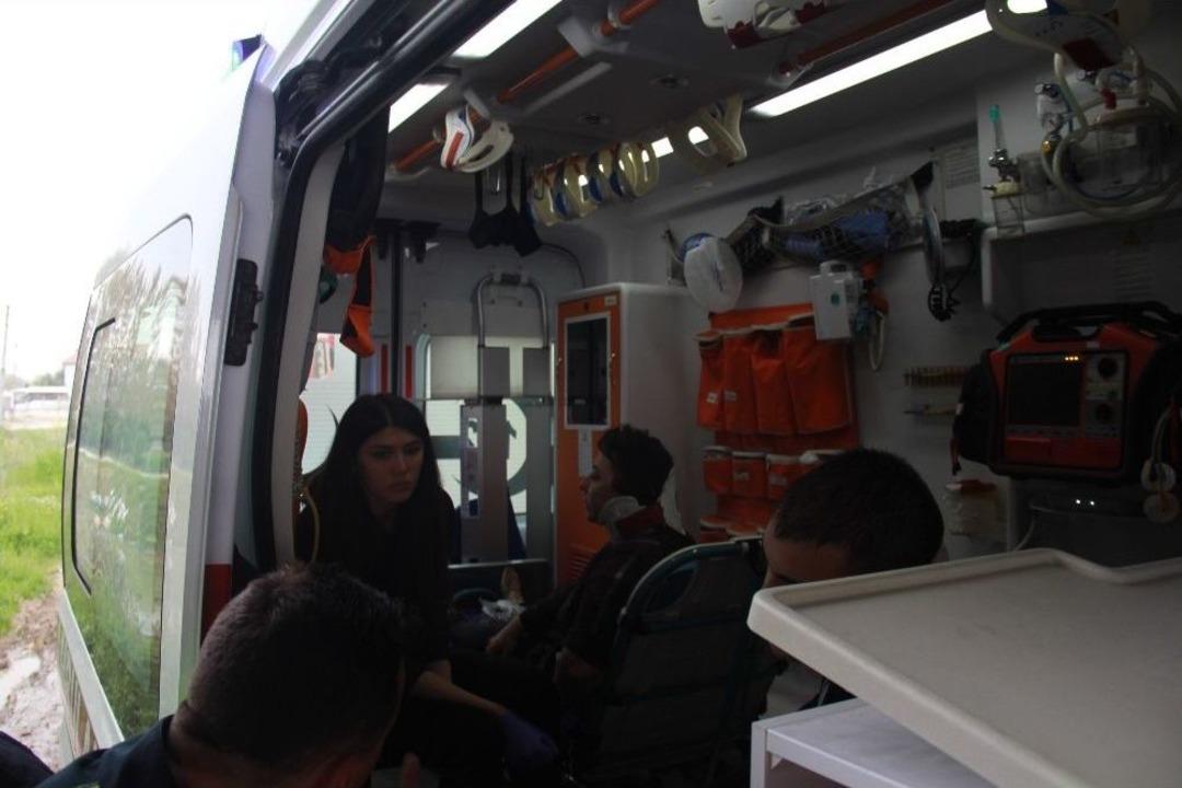 Dereye U&ccedil;an Otomobildeki Anne Ve Oğlu Yaralandı